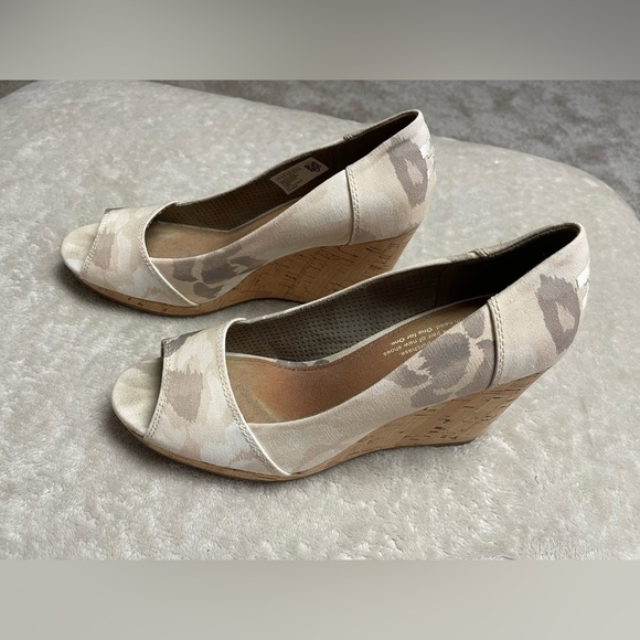 TOMS Stella Peep Toe Wedge Heels, Camo Neutral, Size 7 - Picture 3 of 9